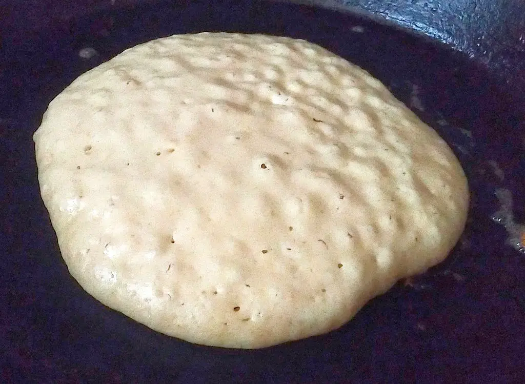 Buttermilchpfannkuchen blubbern, bereit zum Wenden