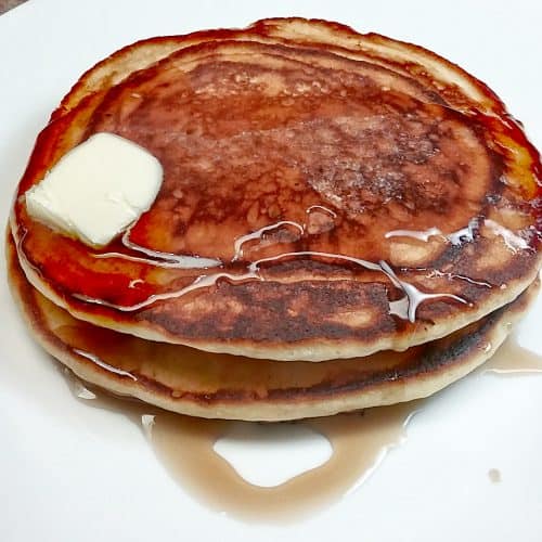 Pancake al latticello a basso contenuto di sodio con sciroppo di burro che scivola via