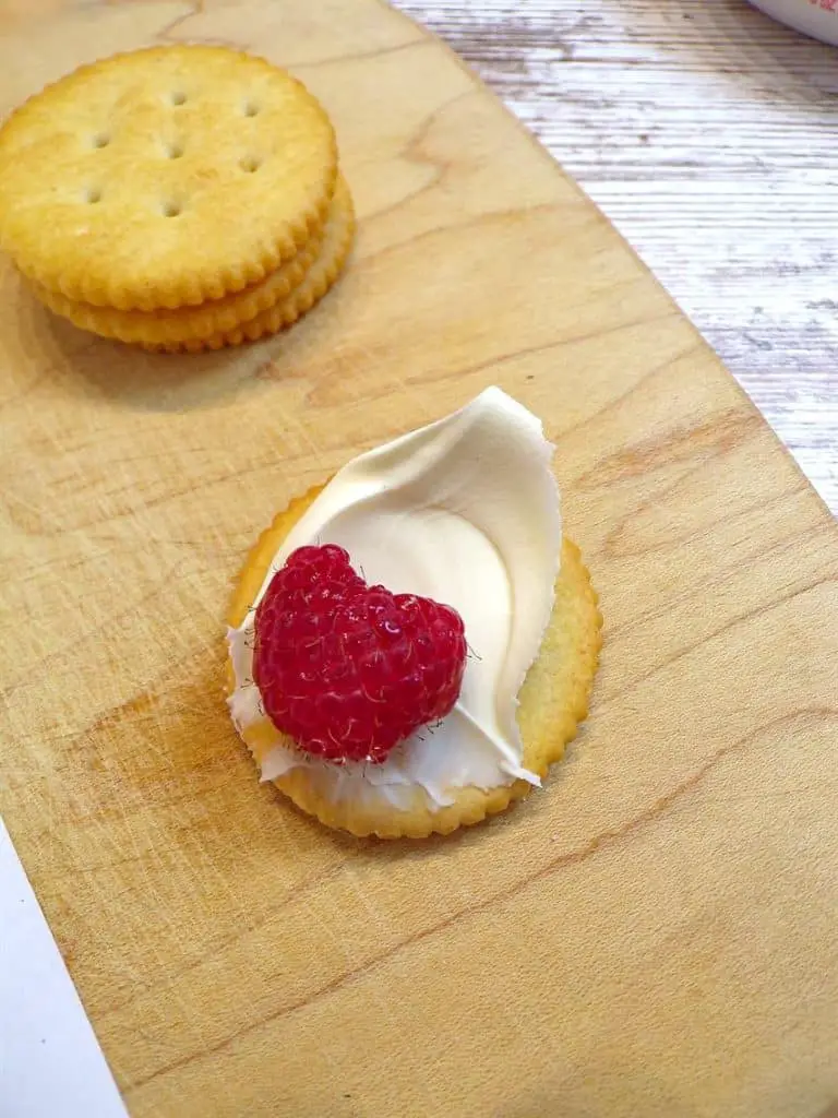 Mascarpone cracker and rasberry