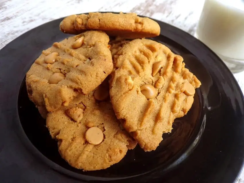 Low sodium peanut butter cookies and milk