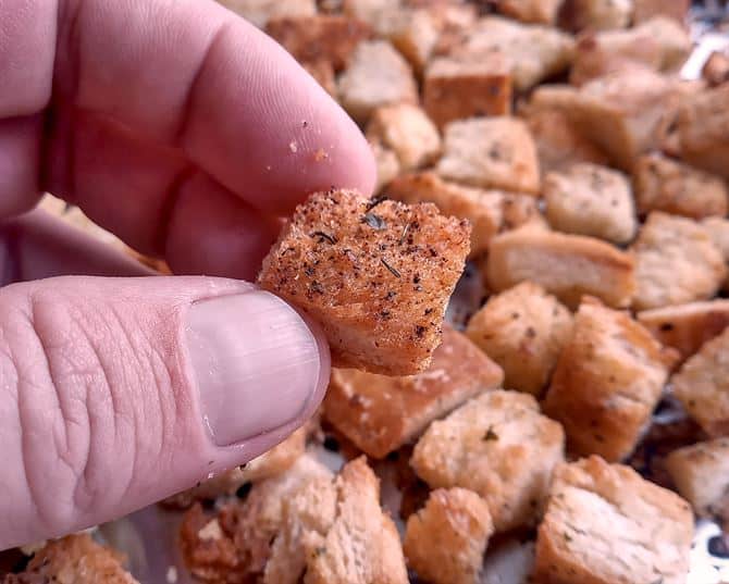 Buttery garlic herb crouton