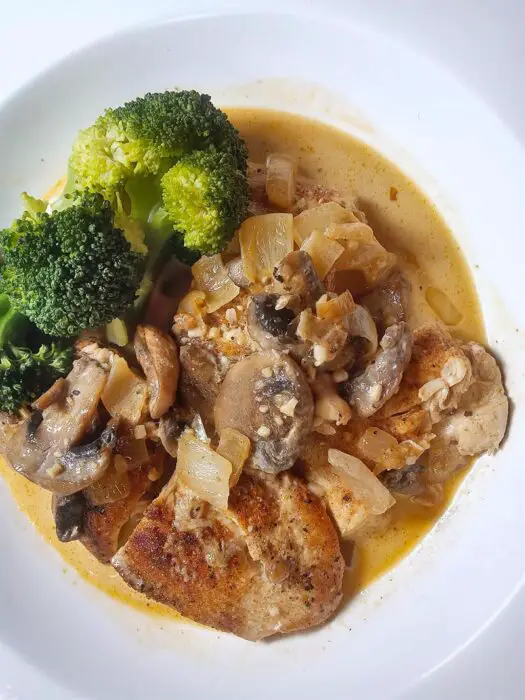 Low sodium creamy mushroom garlic chicken paired with steamed broccoli