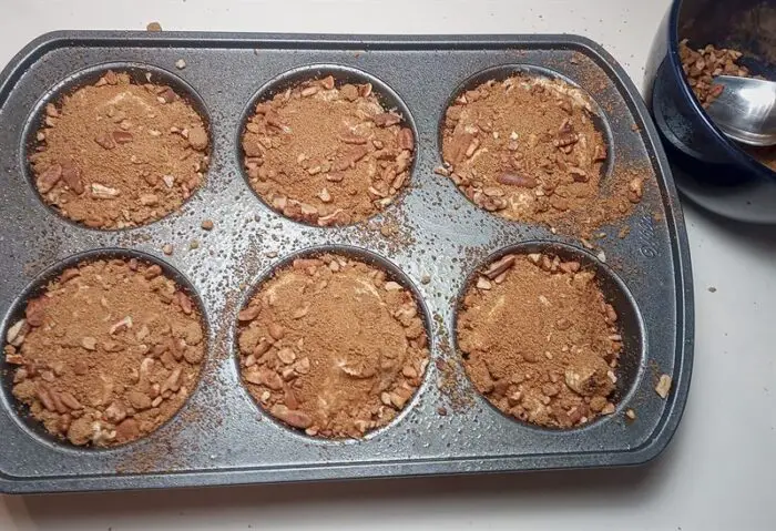 Adding crunchy topping to muffins