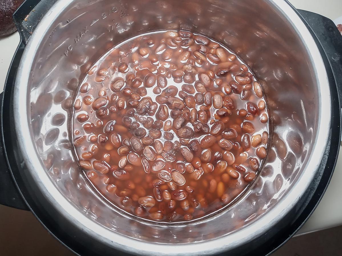 Cooked pinto beans in pot