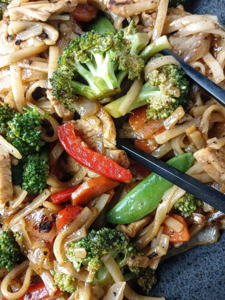 Low sodium chicken stir fry featured image close up.