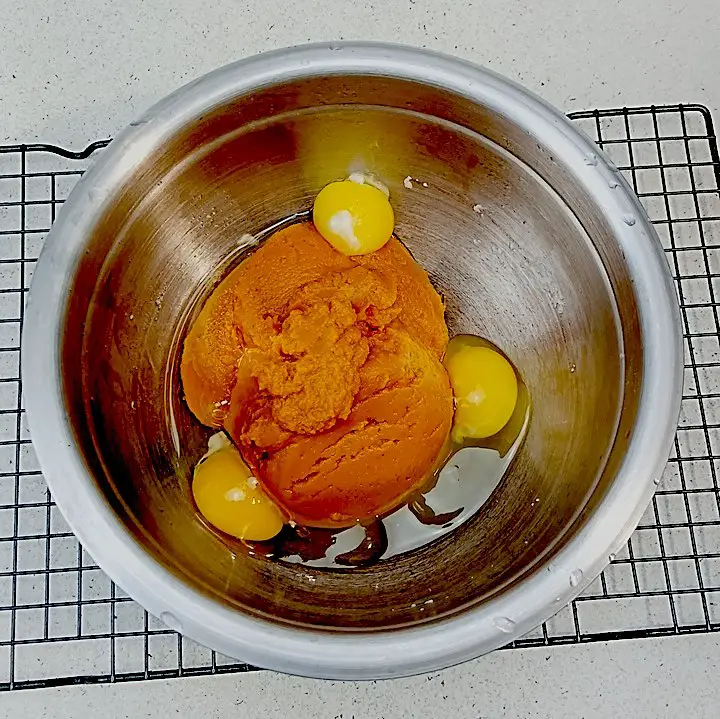 low sodium pumpkin pie mixing egg and pumpkin puree